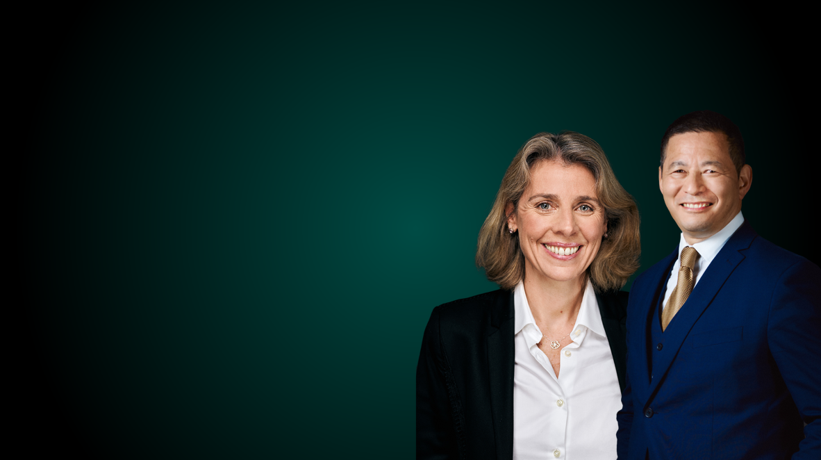 une femme et un homme qui sourient